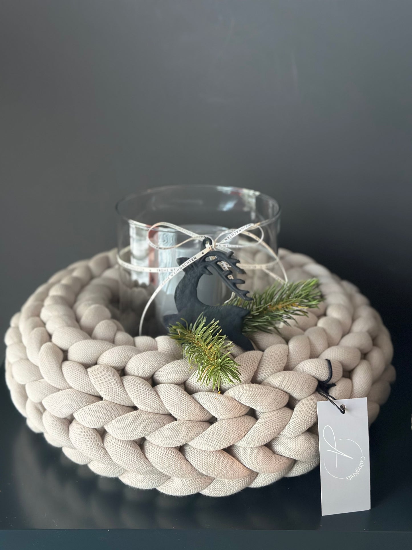 Hübscher Deko-Kranz mit Glas und Kerze